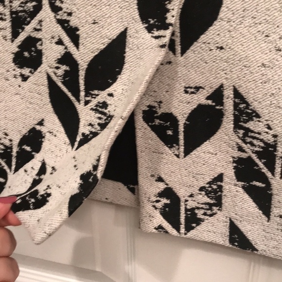 Hugo Boss brand size 8 lined straight skirt with zipper closure - Picture 3 of 7